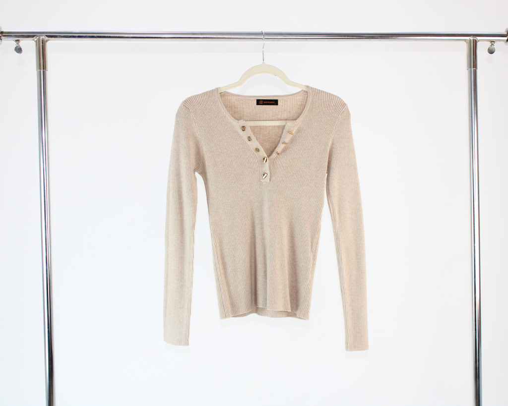 H19203 Sueter Acanalado Cuello V Hojillos con Adorno