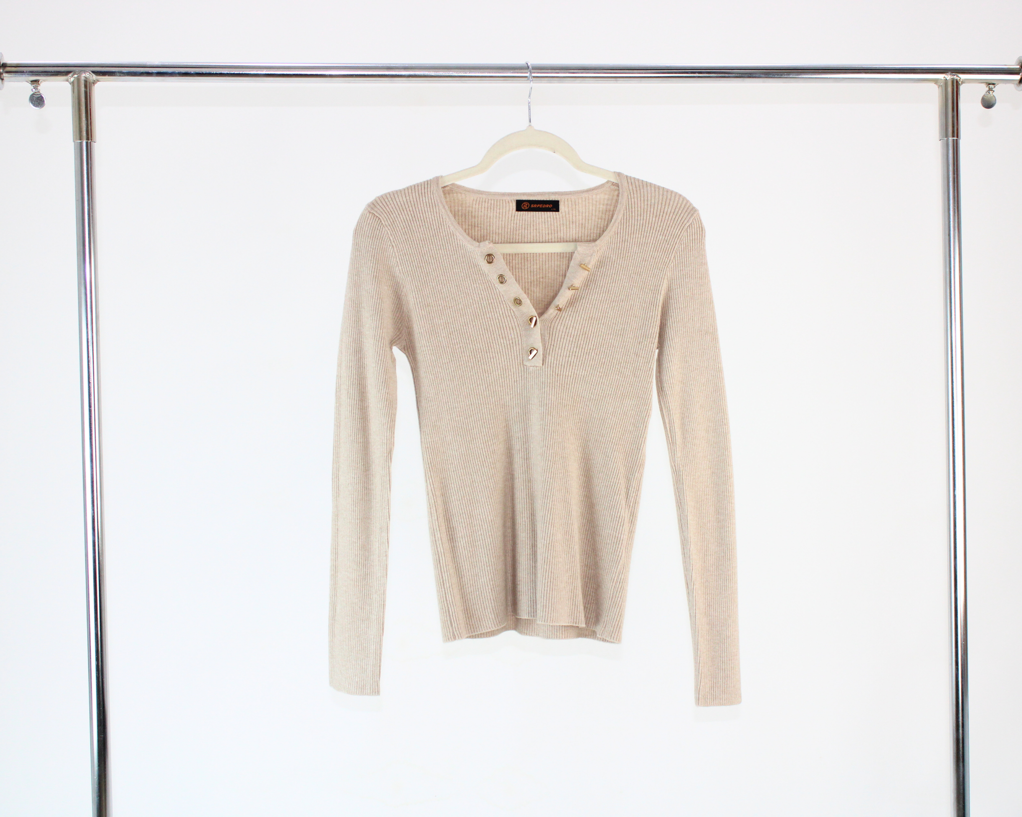 H19203 Sueter Acanalado Cuello V Hojillos con Adorno