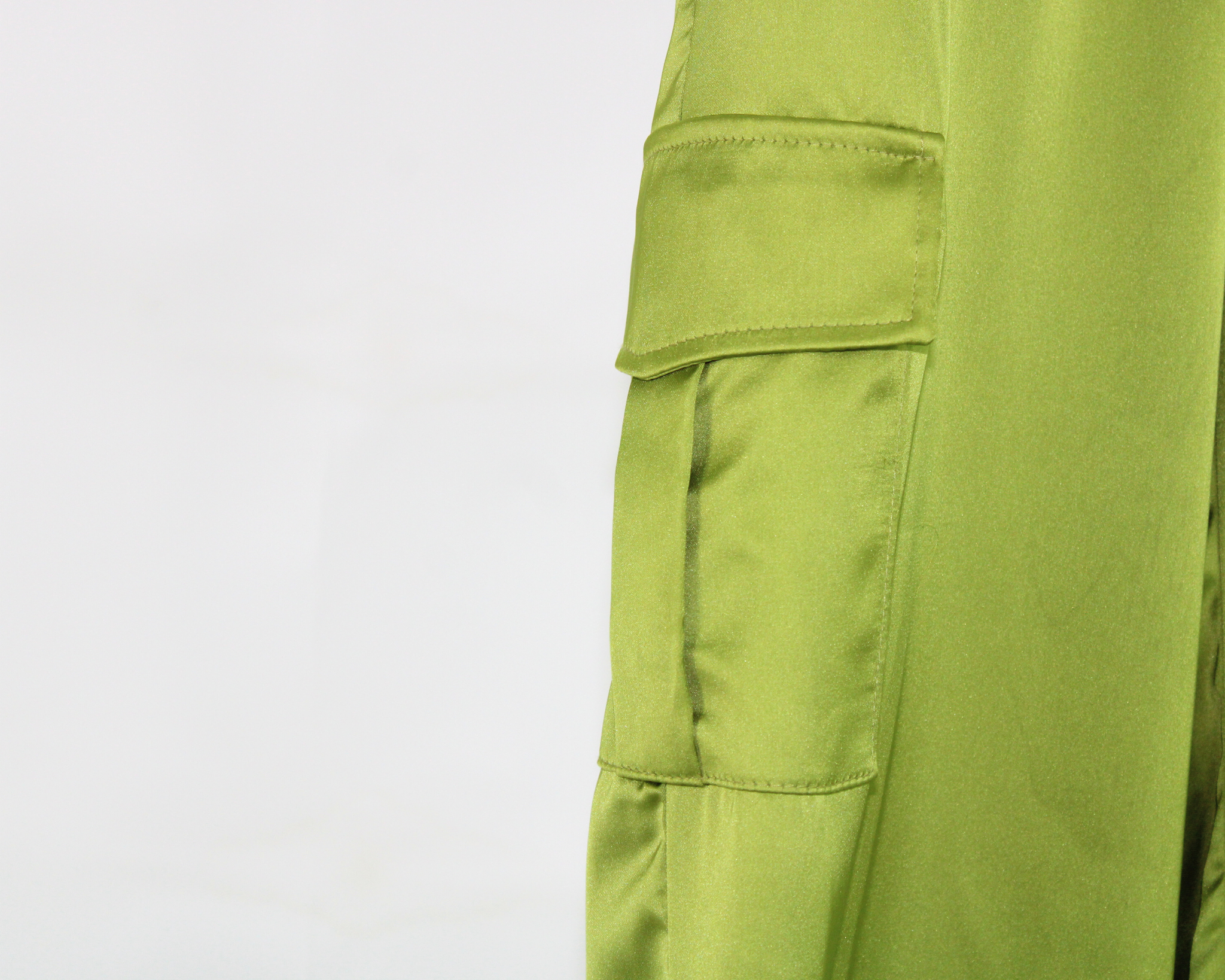 P824 Pantalon Satin Cargo