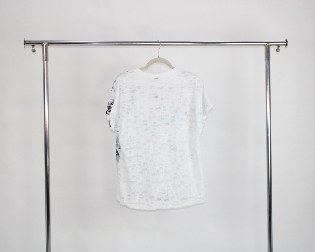 YA011 Blusa efecto roto mariposa y flores