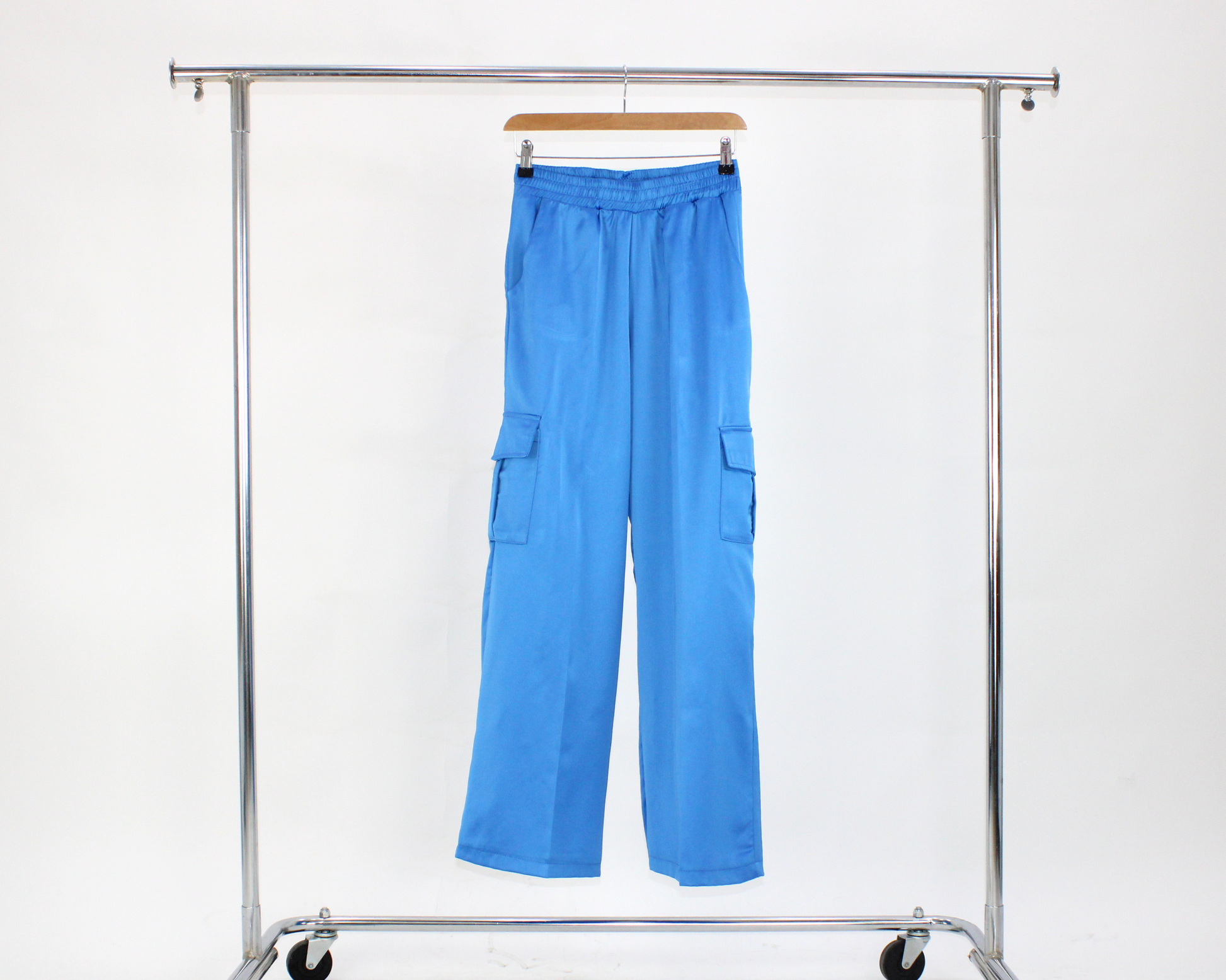 P824 Pantalon Satin Cargo