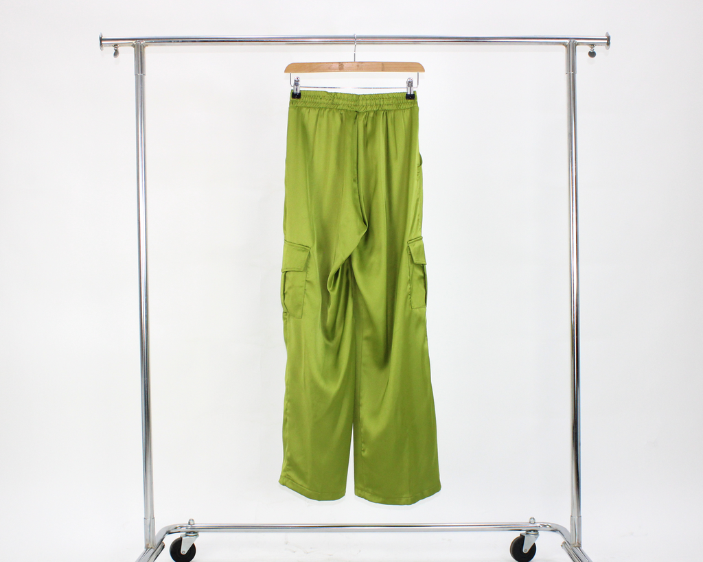 P824 Pantalon Satin Cargo