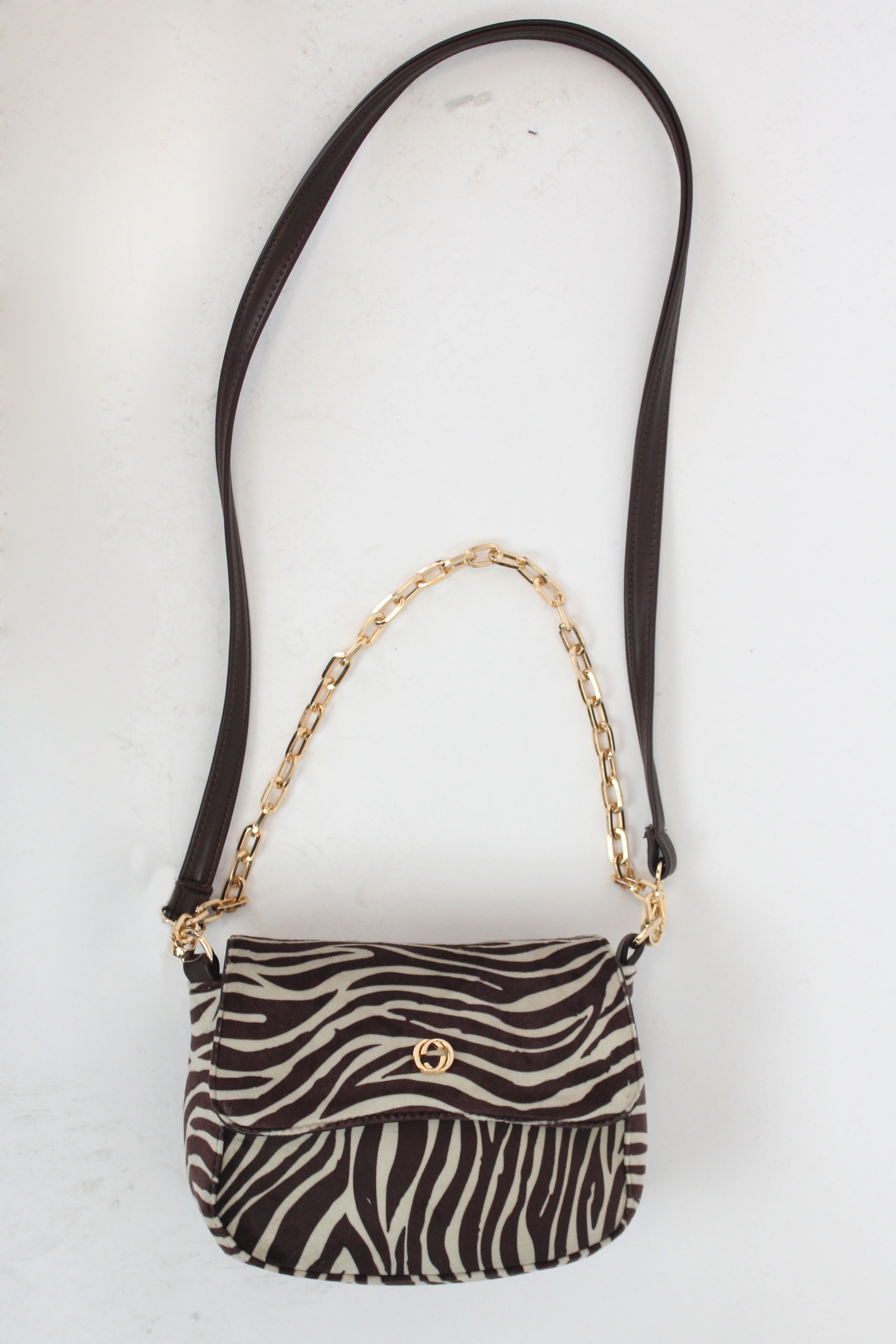 2599 Bolsa Mediana Zebra Cafe Terciopelo con Cadena