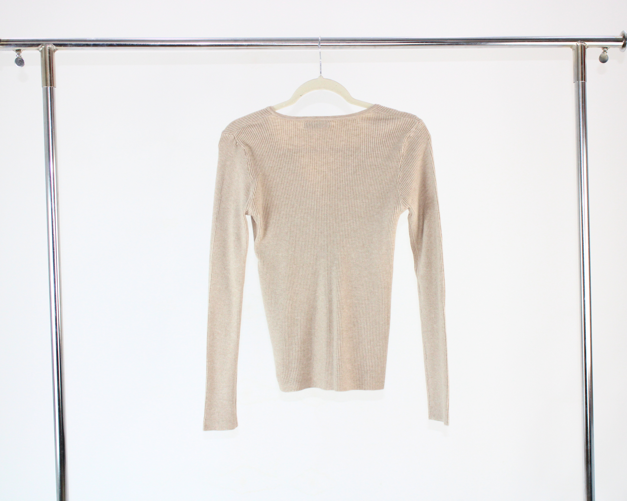 H19203 Sueter Acanalado Cuello V Hojillos con Adorno