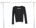 H19203 Sueter Acanalado Cuello V Hojillos con Adorno