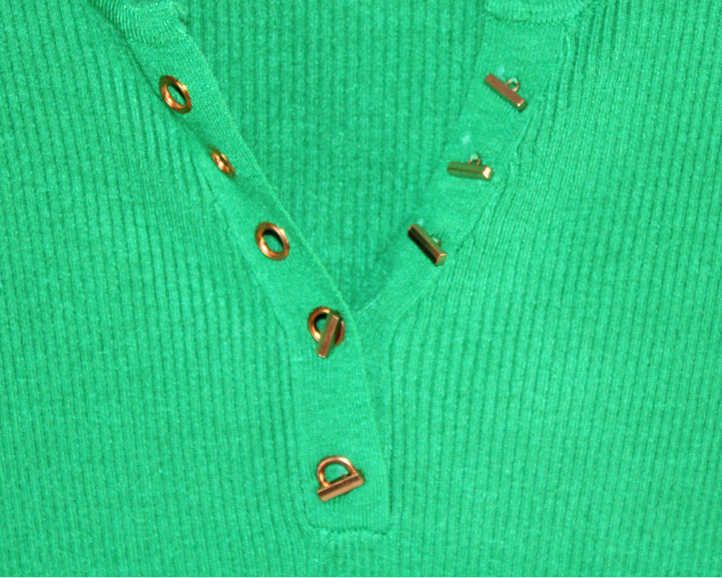 H19203 Sueter Acanalado Cuello V Hojillos con Adorno
