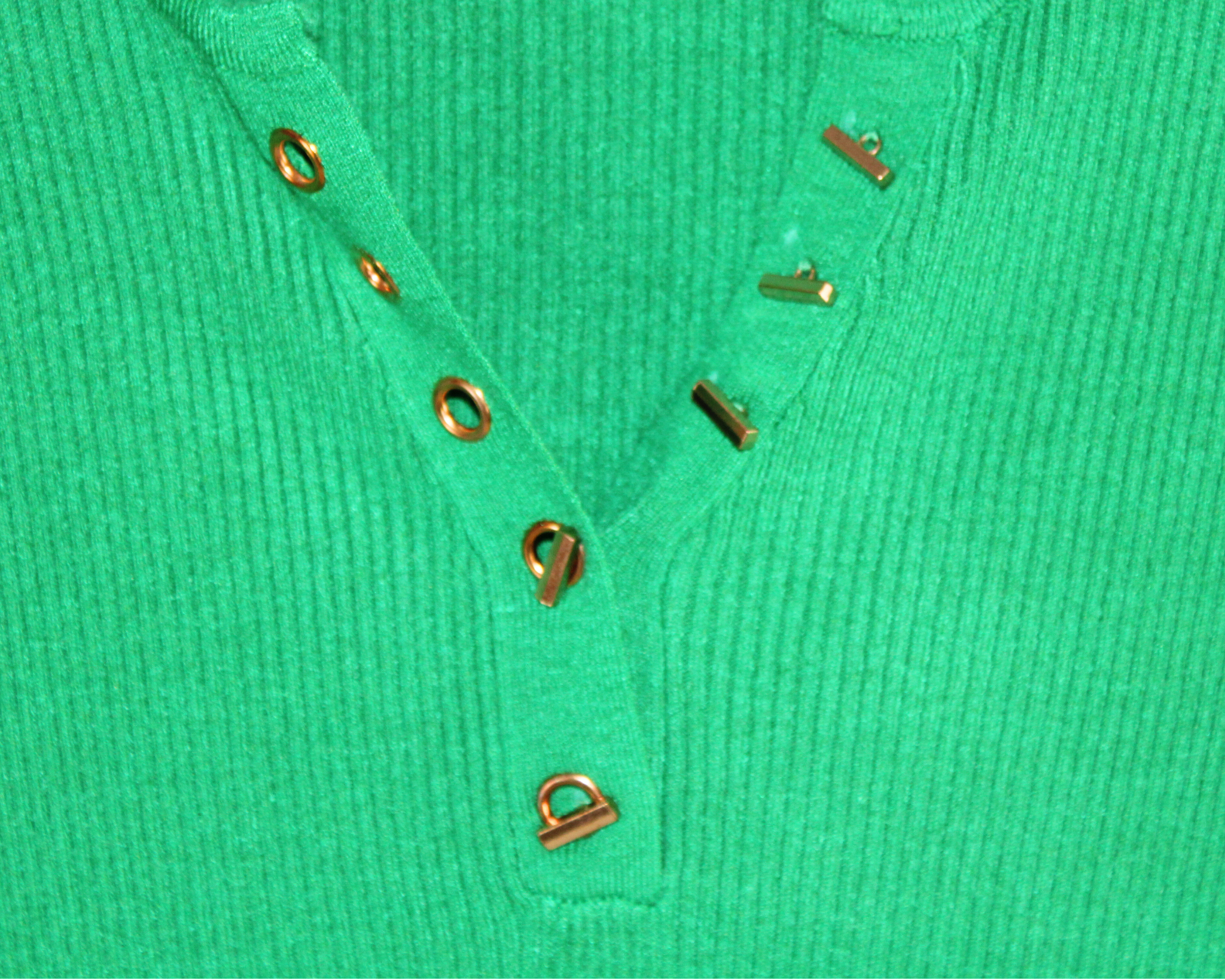 H19203 Sueter Acanalado Cuello V Hojillos con Adorno