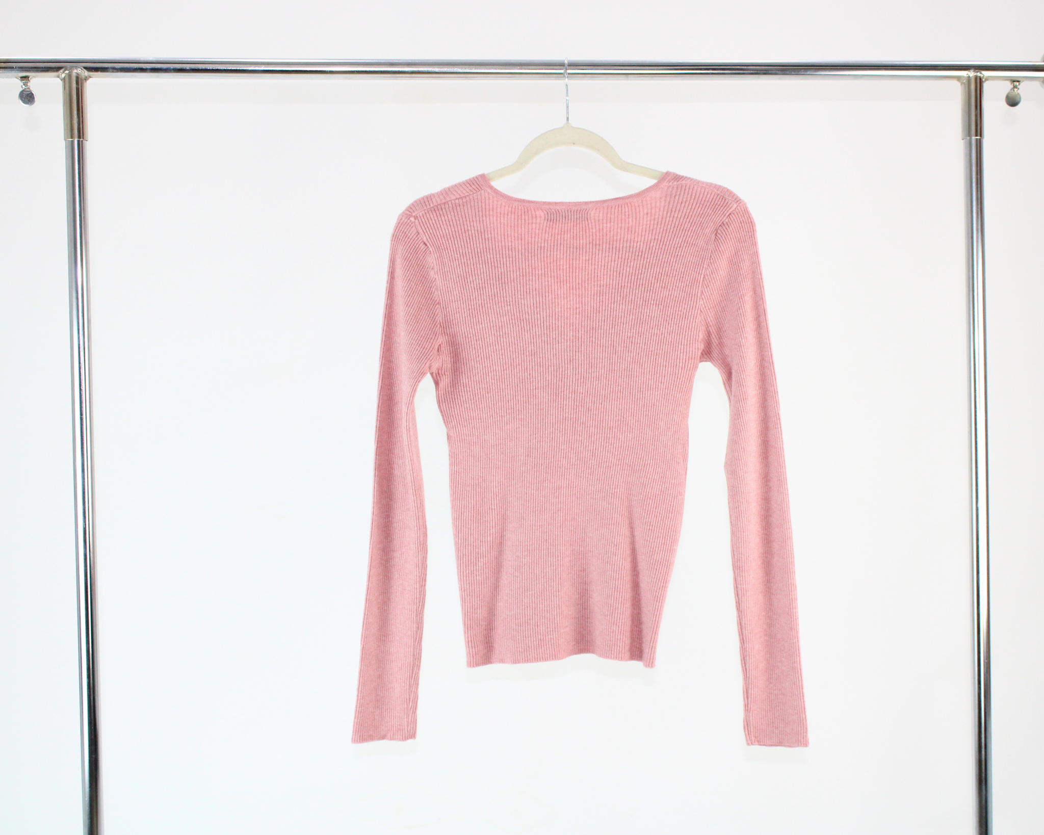 H19203 Sueter Acanalado Cuello V Hojillos con Adorno