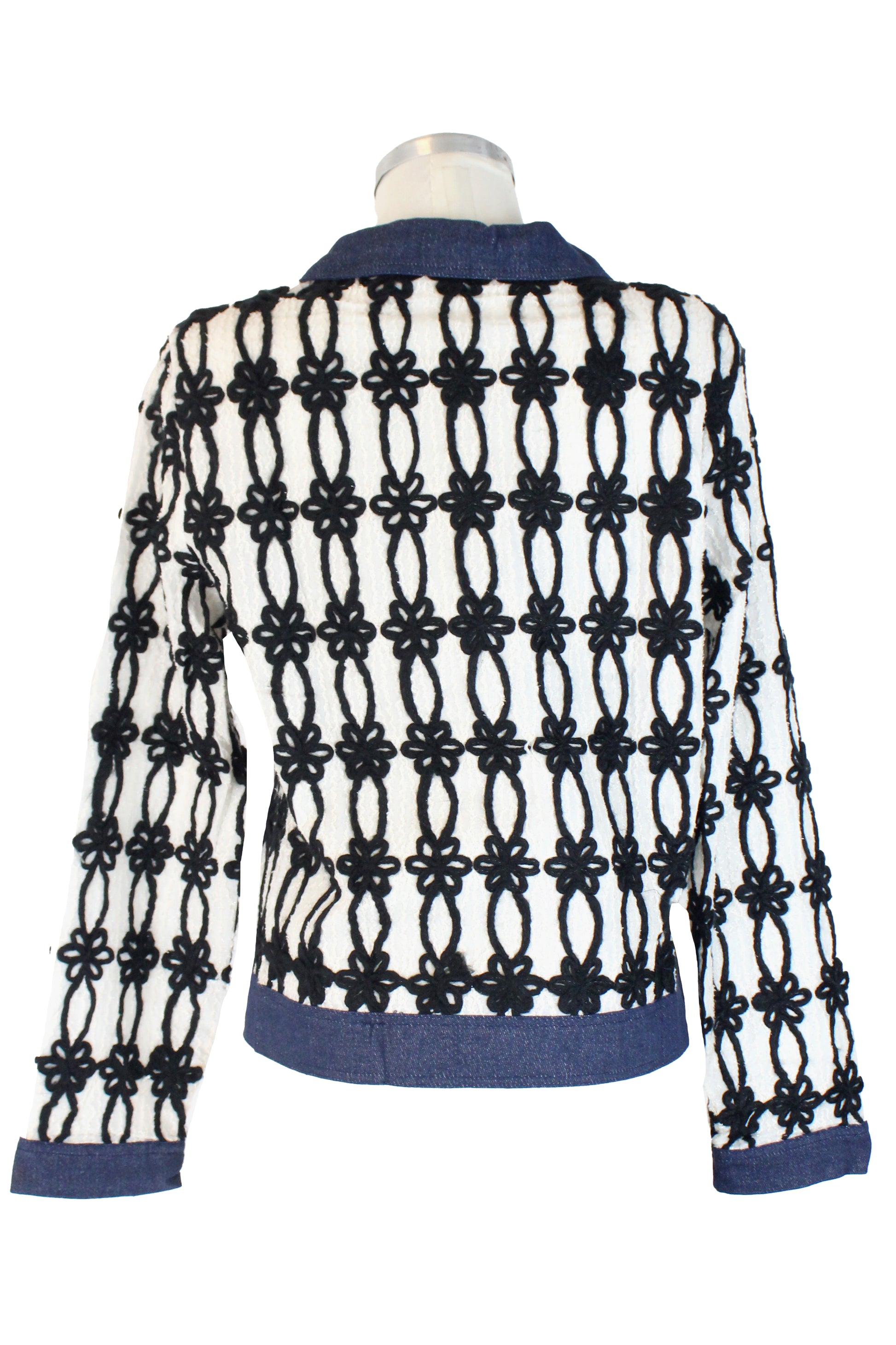 MK-0595 Camisa con Bordado de Flores y Detalles de Mezclilla