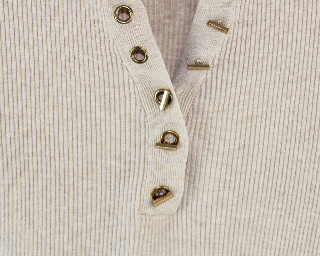 H19203 Sueter Acanalado Cuello V Hojillos con Adorno