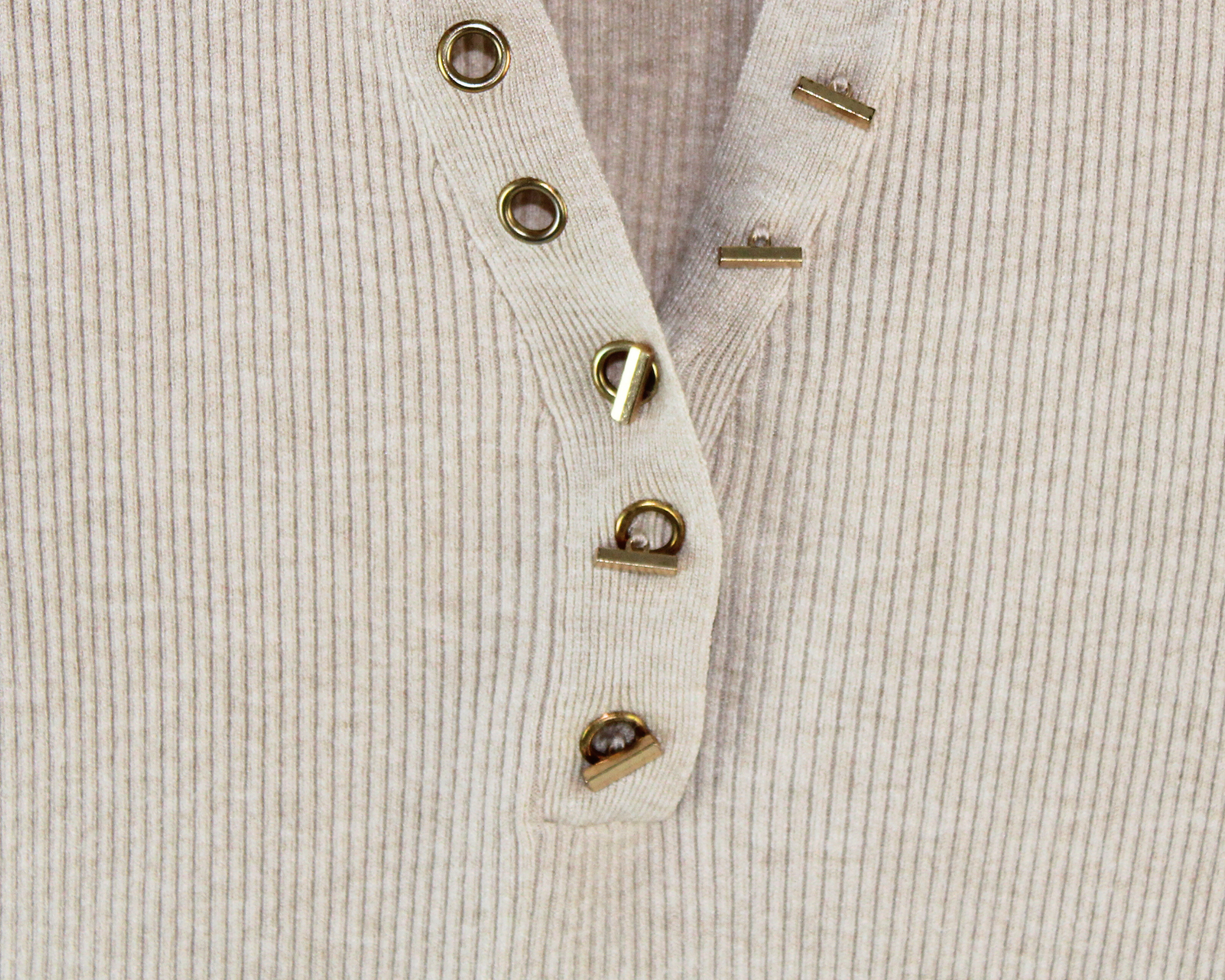 H19203 Sueter Acanalado Cuello V Hojillos con Adorno